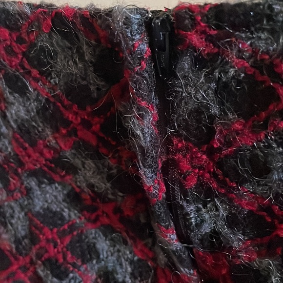 Byer California Brand.  Size 5.  Plaid pattern. Maroon, black, gray - Picture 4 of 11